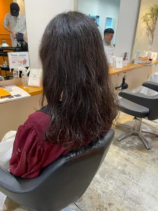 セミロング パーマ MIOベージュカラー 柔らかいカラーのヘアスタイル