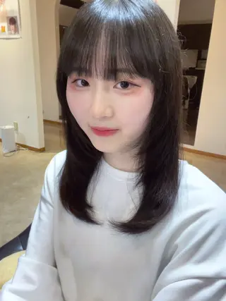 ミディアム 安中 莉椰のヘアスタイル