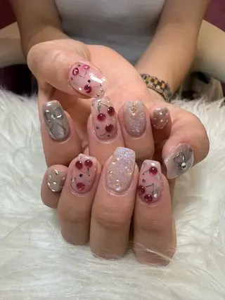 ネイル キラキラ オメメのネイルデザイン