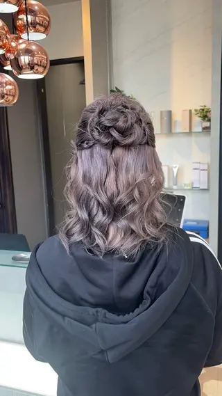 ヘアアレンジ 顔まわりレイヤー/諒 オリーブカラー/天神のヘアスタイル