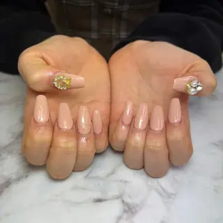 salon UNE LMA見習いスタッフのネイルデザイン