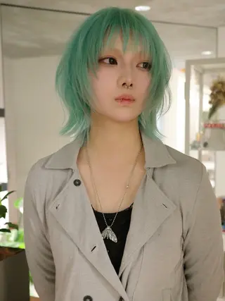 ミディアム カラー イツク ⚡️ ルーツ/ハイトーンのヘアスタイル