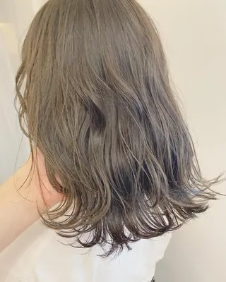 セミロング カラー ネイル ハイトーンボブ 前田 表参道　グレージュのヘアスタイル