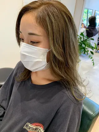 セミロング カラー 比嘉 千咲のヘアスタイル