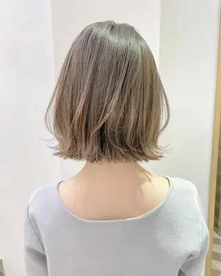 ミディアム 透明感オリーブ🫒/ ブリーチなしWカラーのヘアスタイル