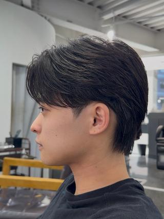 パーマ メンズ 梅田/センターパート 山下学偉のヘアスタイル