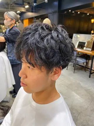 パーマ メンズ 透明感カラー🌿 グレージュ🐺陽介のヘアスタイル