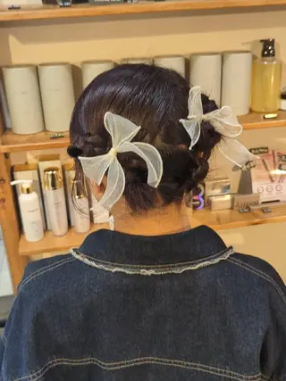 ミディアム ヘアアレンジ お呼ばれヘア/顔周り カット/レイヤーのヘアスタイル