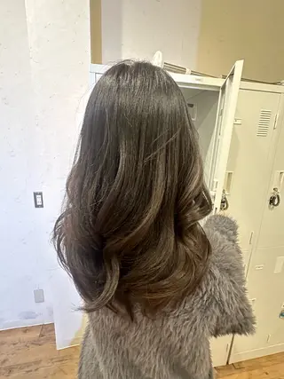 ロング カラー フカサワ シホのヘアスタイル