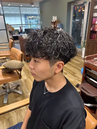ミディアム パーマ メンズ 鶴田 将清のヘアスタイル