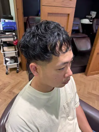 ショート パーマ メンズ 溝口 槙里也のヘアスタイル