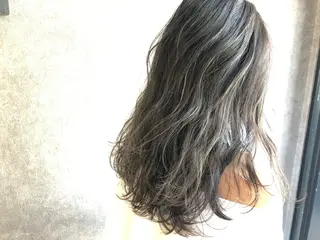 セミロング カラー 顔周りレイヤーカット ブリーチminamiのヘアスタイル