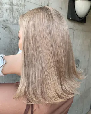 セミロング カラー ミルクティーベージュ ブリーチ 店長 清水のヘアスタイル