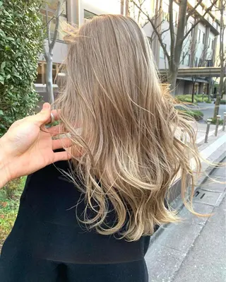 ロング ヘアアレンジ ミルクティーベージュ ブリーチ 店長 清水のヘアスタイル