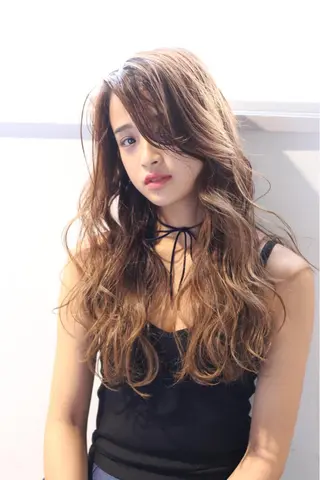 セミロング 韓国式パーマ🔥 ブリーチ🔥TOMOのヘアスタイル