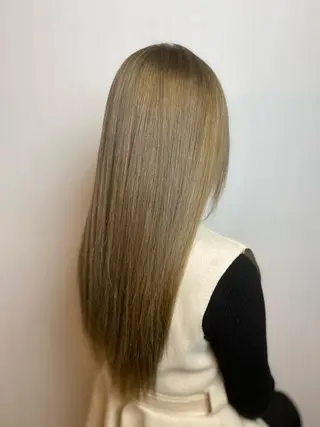 セミロング カラー ハラ ルイスのヘアスタイル