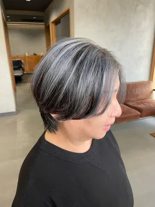 ショート カラー 岡田 真綾のヘアスタイル
