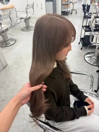 ロング カラー まろやかベージュ🤎 艶カラー🫧リン🔔のヘアスタイル