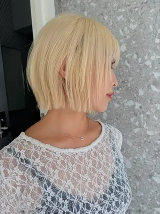 ショート カラー 失敗しないハイトーン ミルクティーベージュのヘアスタイル