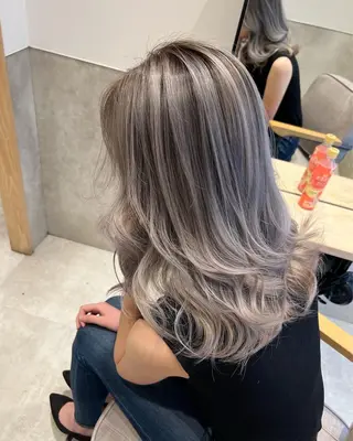 セミロング カラー ✨ブリーチ無し 透明感HIDEのヘアスタイル