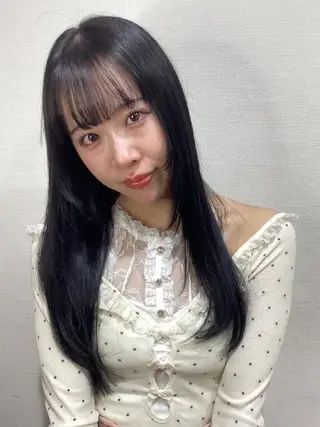 ロング グラスヘアー石垣 渕 七海のヘアスタイル