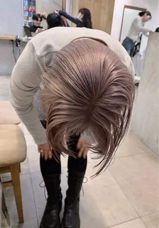 セミロング カラー ハイトーンボブ 前田 表参道　グレージュのヘアスタイル