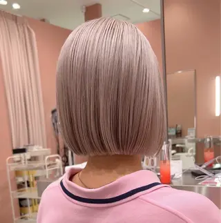 ショート カラー ミルクティーベージュ /ブリーチ/Wカラーのヘアスタイル
