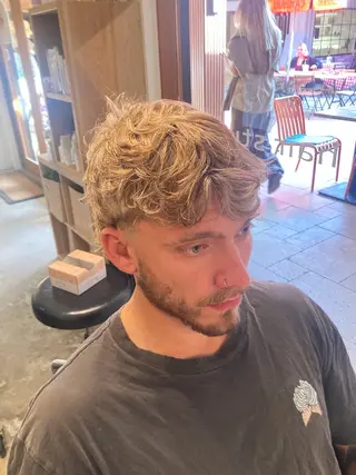 カラー メンズ 鍋島 くるみのヘアスタイル