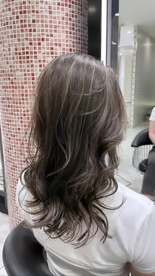 ミディアム カラー コテ巻きパーマ 藤野佑成のヘアスタイル