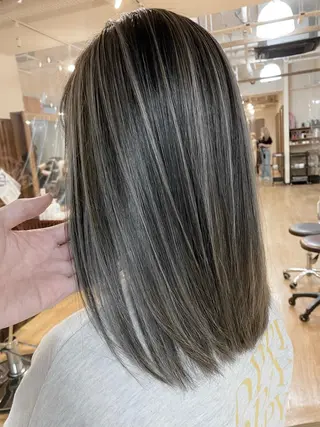 セミロング カラー 白髪ぼかし バレイヤージュ志鎌のヘアスタイル