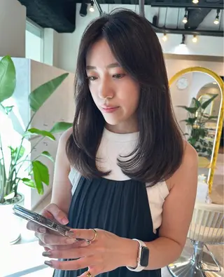 セミロング カラー ヘアアレンジ Akane レイヤー/艶カラーのヘアスタイル