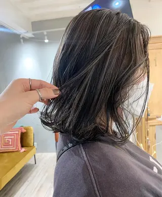 セミロング カラー 本間 結衣のヘアスタイル