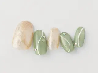 ショート Tiary🤍 Sachikaのネイルデザイン