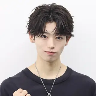 ミディアム パーマ メンズ メンズフェザー毛流れ パーマASHU渋谷のヘアスタイル