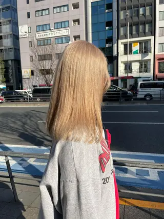 セミロング カラー ミルクティー× グレージュMOMOのヘアスタイル