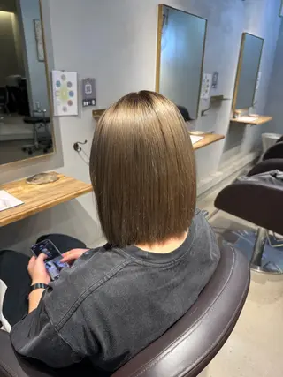 カラー もも ボブ/艶カラーのヘアスタイル