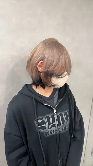 ショート がわ/ハイレイヤー /ハイトーンカラーのヘアスタイル