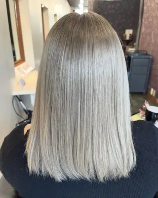 セミロング スタッフ1 アシスタントのヘアスタイル