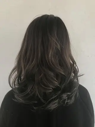 ミディアム カラー 伊藤 優希のヘアスタイル