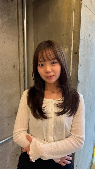 ロング カラー sara ブリーチカラーのヘアスタイル