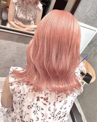 セミロング ブリーチ特化🎀ピ ンクカラー高橋さやかのヘアスタイル