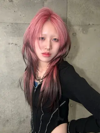 ロング YUI/ ハイトーン デザインカラーのヘアスタイル