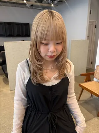 ロング 無料カットモデル募集 柔らかベージュカラーのヘアスタイル
