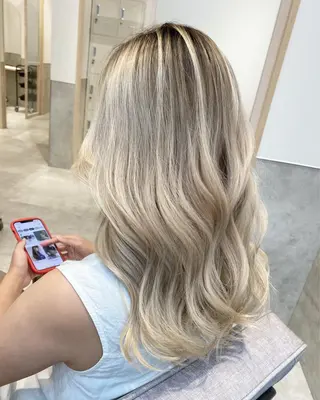 セミロング ブリーチ 透明感HIDEのヘアスタイル