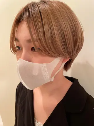 ショート 白髪ぼかしハイライト 脱白髪染めのヘアスタイル