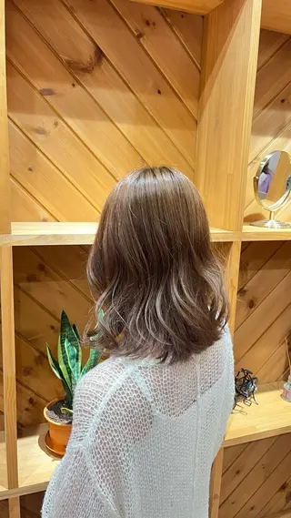 カラー 岩田 樹美のヘアスタイル