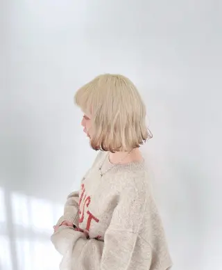 ミディアム Muミュー/ブリーチ ハイトーン　Wカラーのヘアスタイル