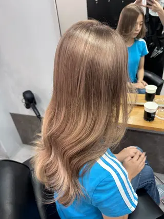 セミロング カラー ミルクティーカラー グレージュ　高山慧輔のヘアスタイル