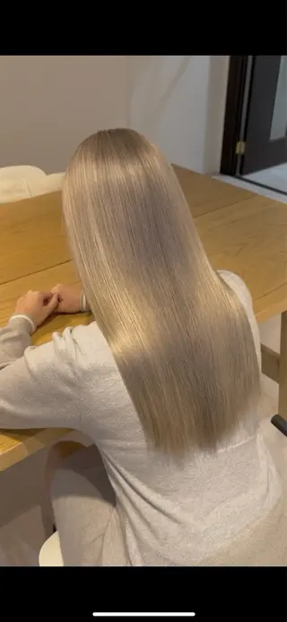 カラー ニトウ レイナのヘアスタイル