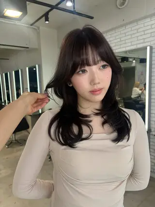 セミロング カラー Airi 韓国y2k ハイレイヤーのヘアスタイル